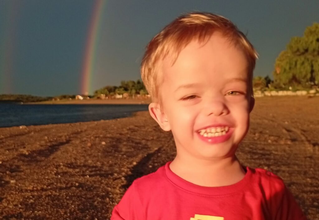 Franco tiene tres años y su salud depende de un tratamiento que el Estado le niega