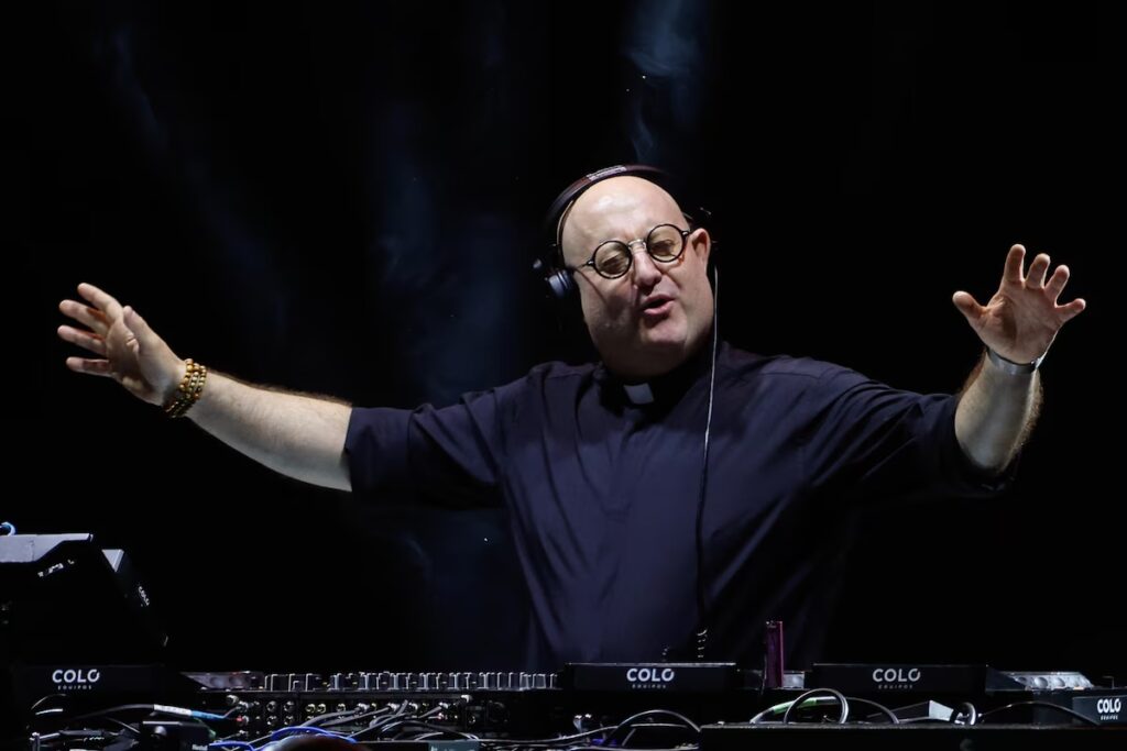 El Padre Guilherme Peixoto homenajeó a Francisco en Plaza de Mayo