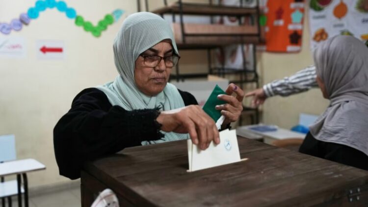 Votantes acudieron a las urnas en un acto considerado mayoritariamente simbólico.