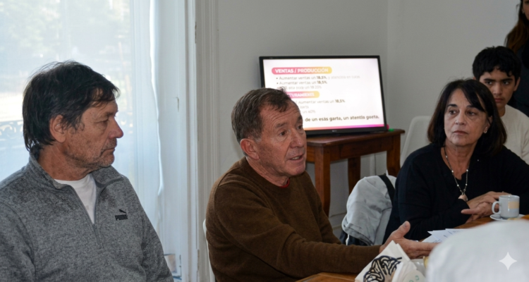 El legislador Dante Rossi, junto a sus colaboradores Mariano De Juan y Silvia Morcillo.