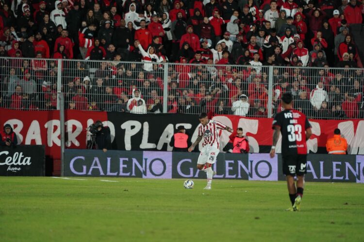 Instituto empató 1-1 con Newell's y espera una mano de Vélez para seguir con chances