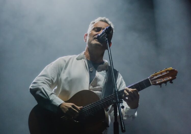 Jorge Drexler en el escenario del Quality Espacio presentando su decimoquinto álbum.