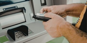 La Justicia de Córdoba condenó a un banco por no detectar movimientos inusuales tras el robo de tarjetas y lo obligó a indemnizar al cliente por los daños sufridos.