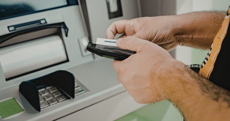 La Justicia de Córdoba condenó a un banco por no detectar movimientos inusuales tras el robo de tarjetas y lo obligó a indemnizar al cliente por los daños sufridos.