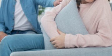 Aunque no es su padre biológico, una adolescente seguirá siendo hija legal del exesposo de su madre