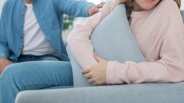 Aunque no es su padre biológico, una adolescente seguirá siendo hija legal del exesposo de su madre