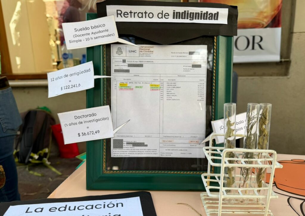 La UNC instaló una carpa pidiendo la aplicación de la Ley de Financiamiento Universitario