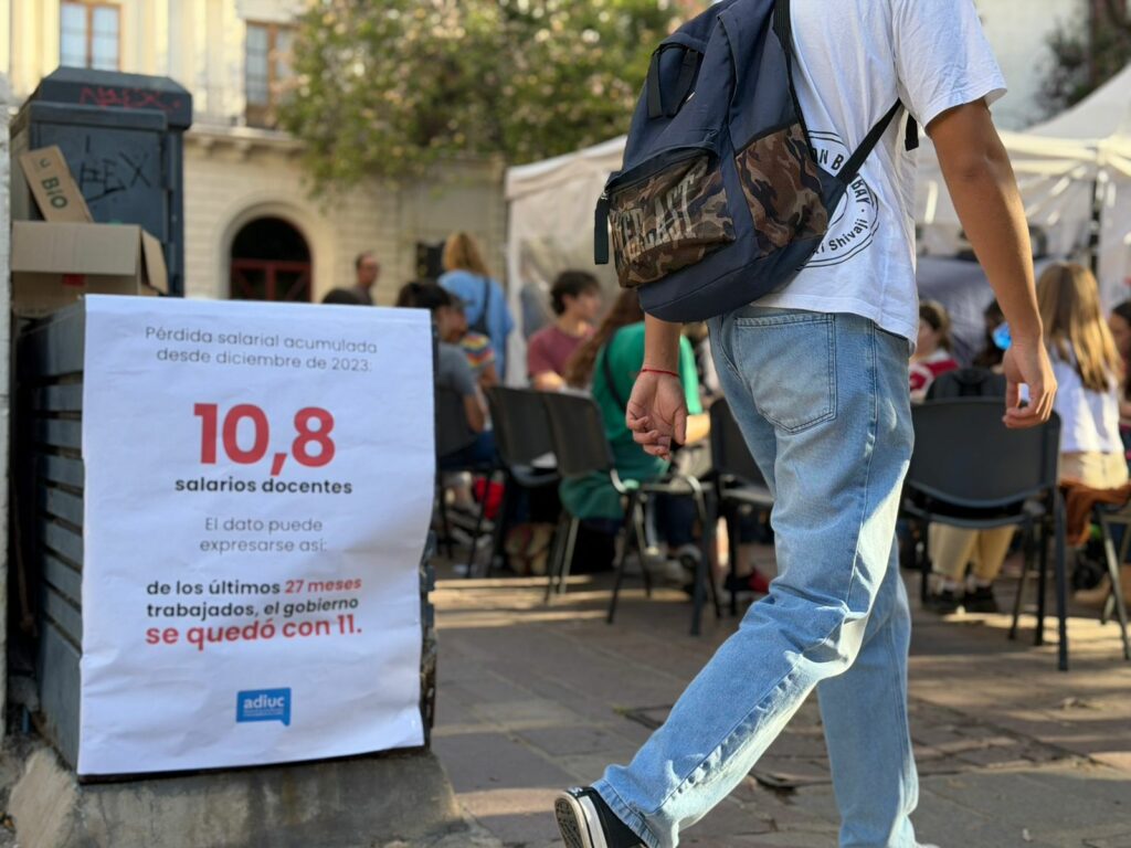 La UNC instaló una carpa pidiendo la aplicación de la Ley de Financiamiento Universitario