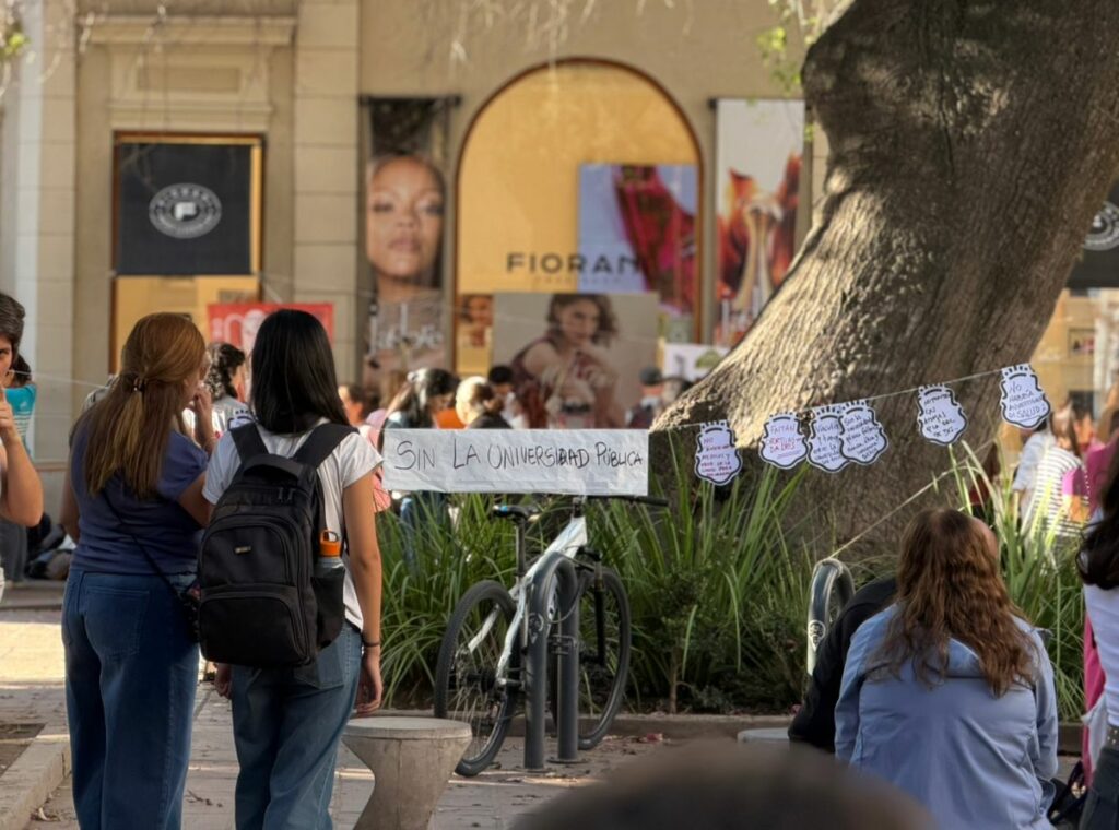 La UNC instaló una carpa pidiendo la aplicación de la Ley de Financiamiento Universitario