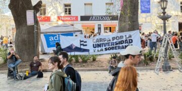La UNC instaló una carpa pidiendo la aplicación de la Ley de Financiamiento Universitario UNC