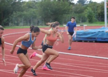 La actividad es arancelada, está destinada a distintas edades y niveles y se realiza en la pista del Estadio Mario Alberto Kempes.