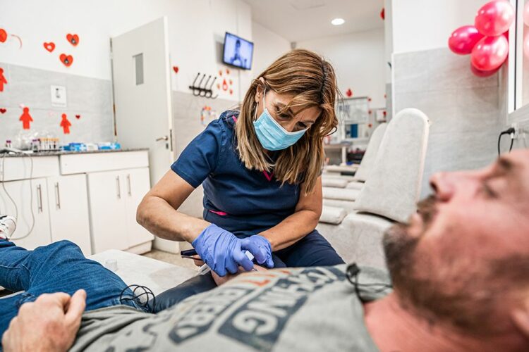 La donación habitual es fundamental para contar con sangre segura destinada a distintos tratamientos médicos.