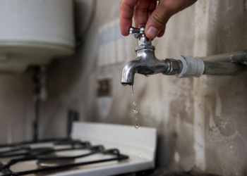 Más de la mitad de los argentinos no accede a servicios básicos completos