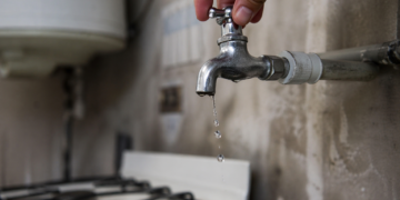 Más de la mitad de los argentinos no accede a servicios básicos completos