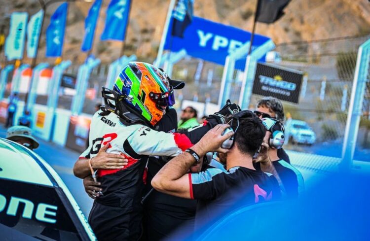 Matías Rossi fue el más rápido en el Zonda y se quedó con la segunda fecha del campeonato Rossi celebra el triunfo junto a su equipo.