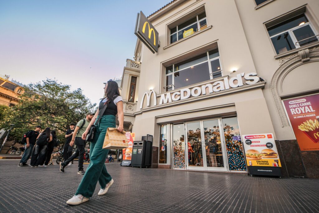 McDonald’s renueva su local de Plaza España, un ícono de la ciudad