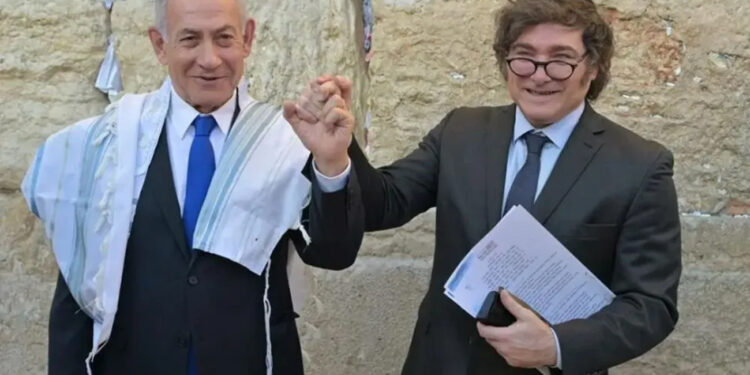 El presidente Javier Milei arribó este domingo a Israel, dando inicio a una visita oficial, que es la tercera a ese país de medio oriente desde que asumió al frente del Poder Ejecutivo.