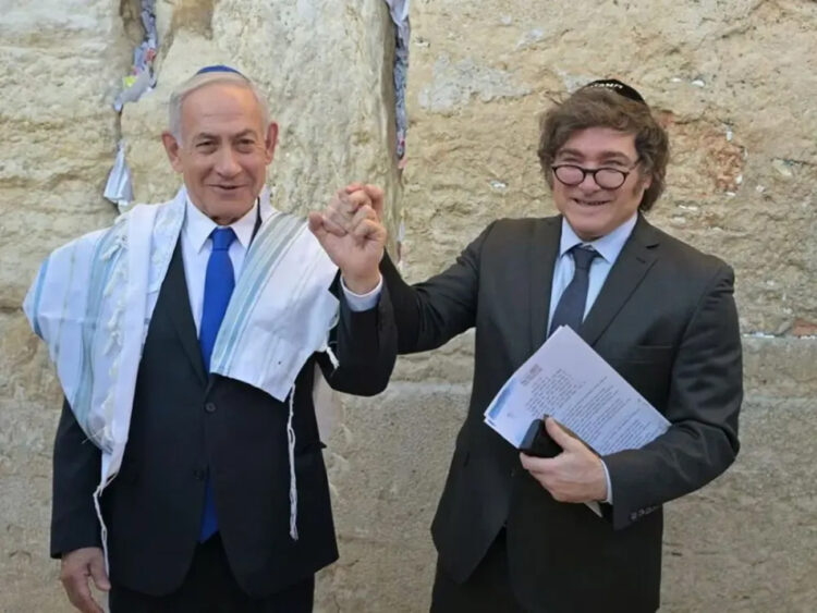 El presidente Javier Milei arribó este domingo a Israel, dando inicio a una visita oficial, que es la tercera a ese país de medio oriente desde que asumió al frente del Poder Ejecutivo.
