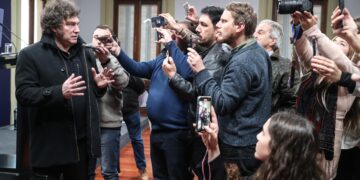El presidente Javier Milei en conferencia de prensa.