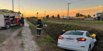 Murió una mujer tras un siniestro vial: el auto terminó en un canal