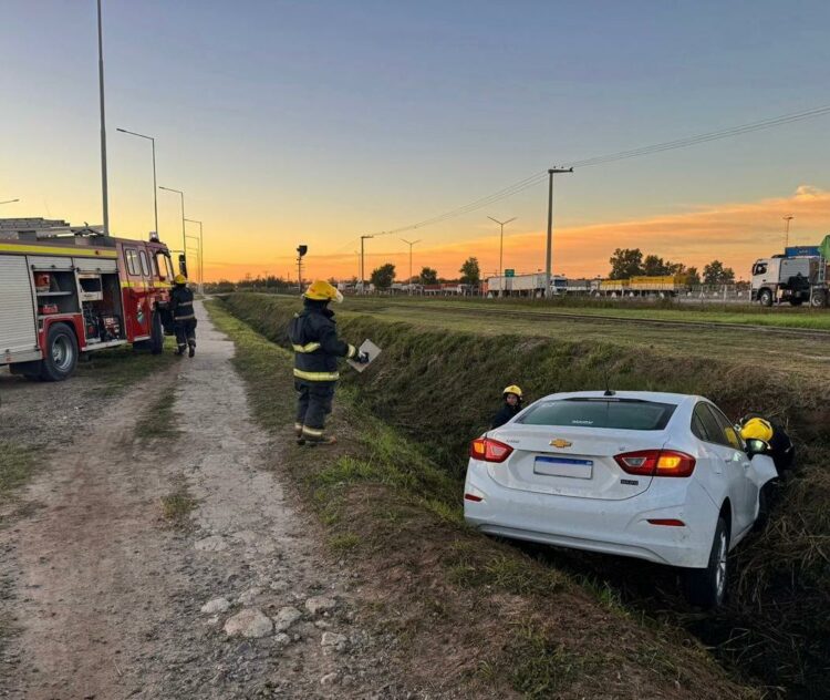 Un hombre de 79 años que conducía un Chevrolet Cruze perdió el control del rodado, que finalizó su recorrido dentro de un canal sin agua ubicado a la vera de la ruta.