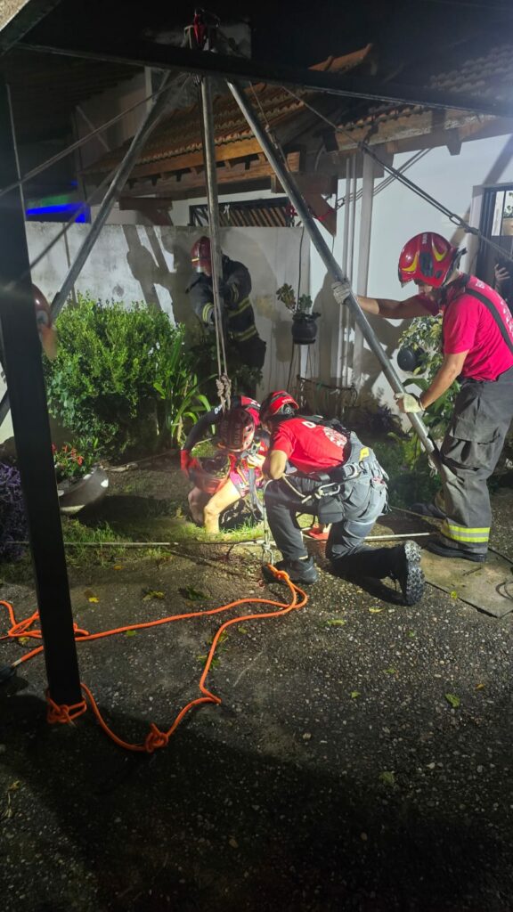 Rescataron a una octogenaria que cayó a un pozo ciego