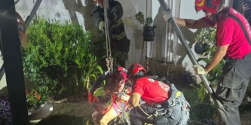 Rescataron a una octogenaria que cayó a un pozo ciego