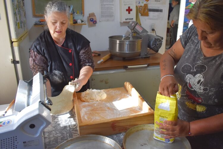 En la comunidad San Francisco Solano de Río Cuarto, la Panadería Social Santa Clara se convirtió en un espacio de producción, aprendizaje y contención que fortalece el trabajo solidario y el acompañamiento barrial.