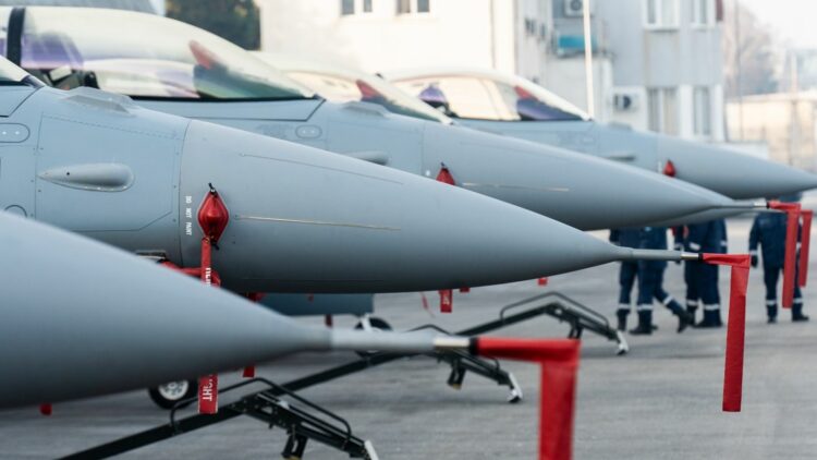 Las renuncias se produjeron en medio de fuertes críticas hacia el mandatario por su decisión de postergar la compra de aviones de combate.