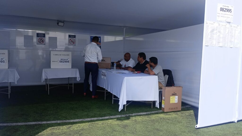 Perú votó para presidente, en un contexto de paridad y tensión