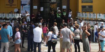 Perú votó para presidente, en un contexto de paridad y tensión