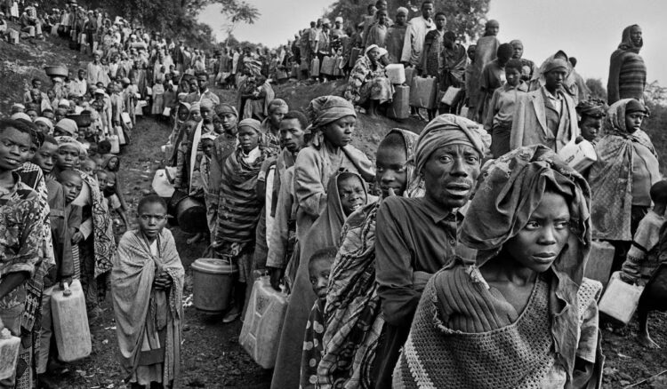 Ruanda: una historia marcada por el genocidio Refugiados ruandeses en 1994. El fotógrafo brasileño Sebastião Salgado documentó una de las tragedias más profundas del siglo XX.