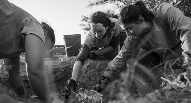 Un corto de 7 minutos que cruza el trabajo forense en Argentina con la búsqueda de identidad en la frontera norteamericana.