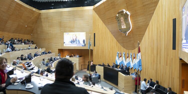 Se aprobó prohibición de los "naranjitas" ilegales y limpiavidrios La oposición cuestiona la iniciativa y anticipa su rechazo.