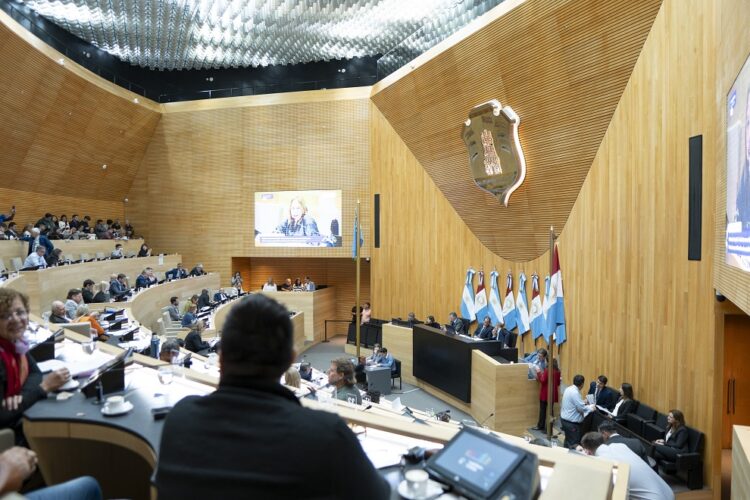 Se debate la prohibición de los "naranjitas" ilegales y limpiavidrios La oposición cuestiona la iniciativa y anticipa su rechazo.