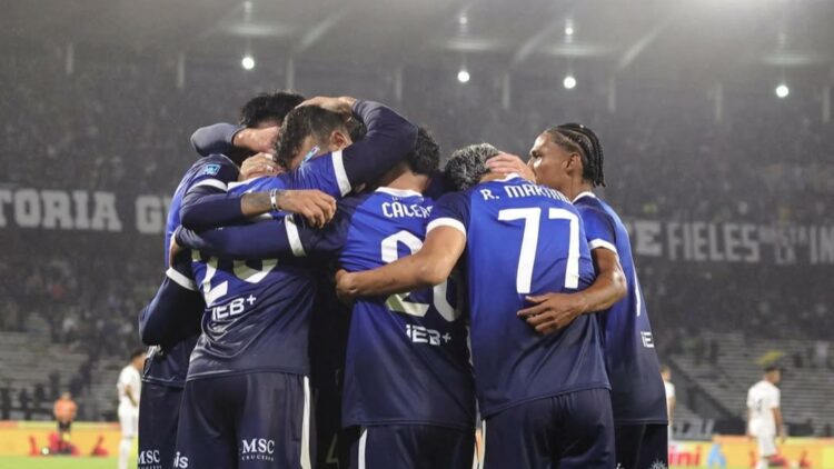 Todos abrazan a Augusto Schott, tras el segundo gol del Albiazul, promediando el primer tiempo.