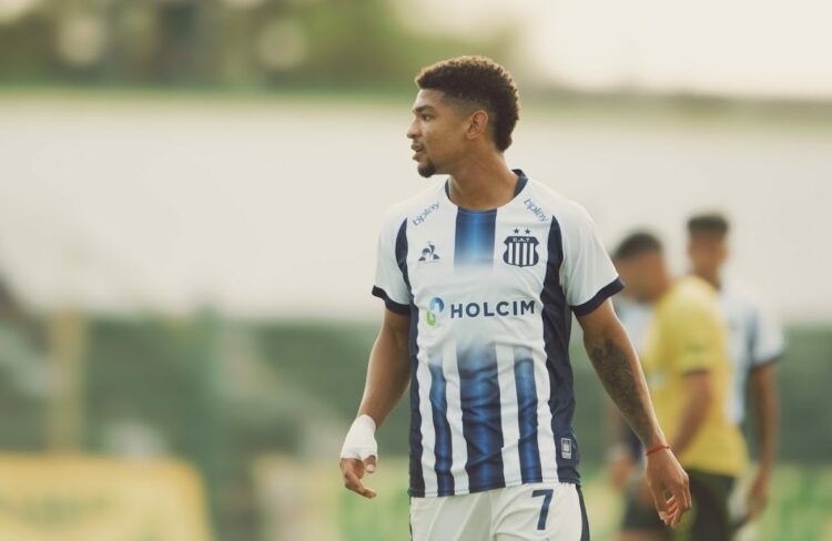 Ante Defensa, Tévez sorprendió al incluir a Valoyes en el 11.