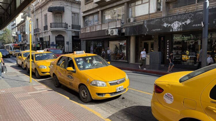 El aumento Regirá desde el 11 de abril y afectará tanto a taxis como a remises.