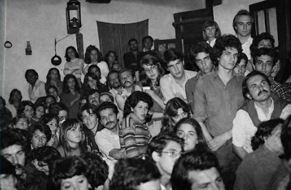 “Para los que resistieron”: Tito Acevedo y los 50 años de Tonos y Toneles Conversamos con Tito Acevedo (75), uno de los fundadores de Tonos y Toneles, vuelve al lugar donde la música y la palabra fueron refugio.