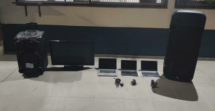 Cuatro menores fueron detenidos en barrio Ayacucho tras robar equipos electrónicos de una escuela; la Policía recuperó los elementos sustraídos.