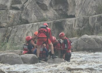 Rescataron a una mujer atrapada en la crecida del río Los Sauces