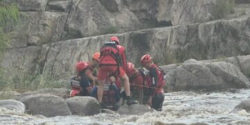 Rescataron a una mujer atrapada en la crecida del río Los Sauces