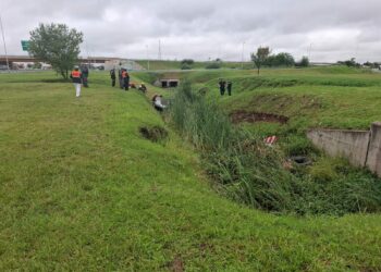 Tragedia en Circunvalación: un joven murió tras despistar y volcar su auto