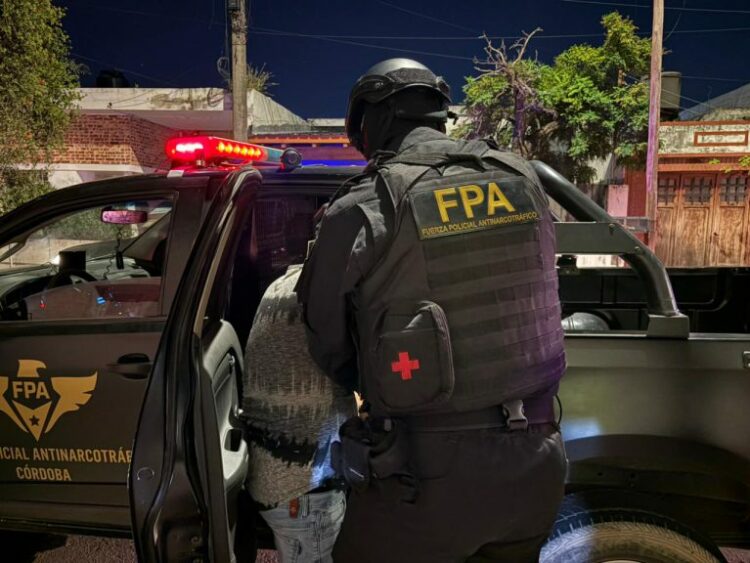 El acusado utilizaba cámaras instaladas en postes de luz para vigilar el barrio y evitar controles policiales.