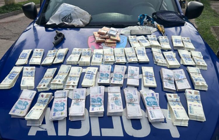 La Policía logró detener a los sospechosos y recuperar el dinero tras un asalto a mano armada en barrio Sargento Cabral.