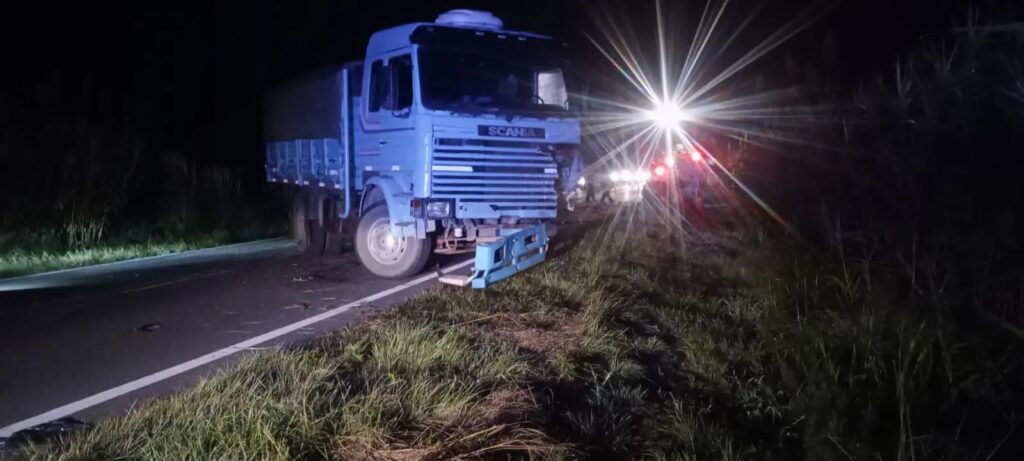 Un hombre murió tras chocar contra un camión en el sur provincial Un hombre murió tras chocar contra un camión en el sur provincial