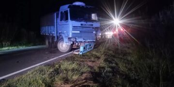 Un hombre murió tras chocar contra un camión en el sur provincial