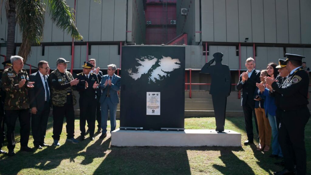 La Policía inauguró un monumento en homenaje a los veteranos de Malvinas