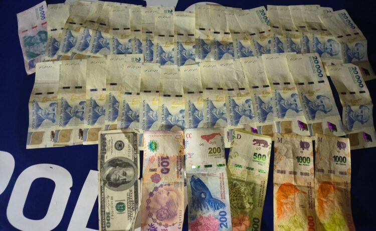 La Policía detuvo en barrio Alberdi a un hombre acusado de robar en un estudio jurídico y recuperó el dinero que habría sustraído del lugar tras una breve persecución.