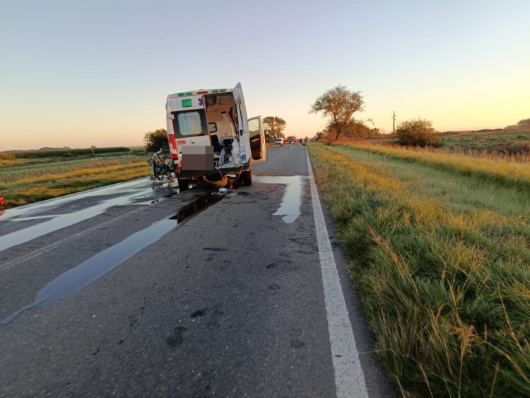 Un hombre murió tras un choque entre una camioneta y una ambulancia en la Ruta Nacional 35, entre Vicuña Mackenna y Del Campillo; otras cinco personas resultaron asistidas.